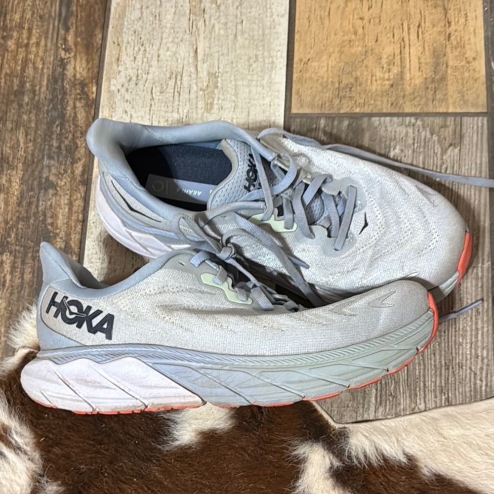 Hoka Arahi 6 women’s sneakers